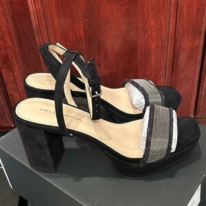 Pelle moda size 7 suede sandals-new
